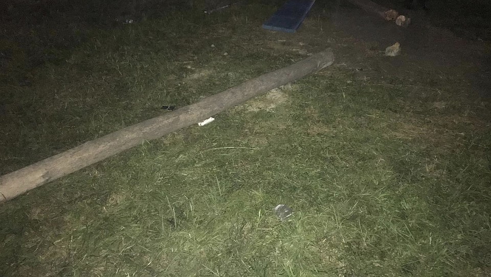 По словам очевидцев, рухнули столбы, поддерживавшие качели.