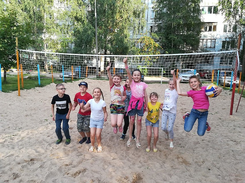 Фото: okrug11.ru Взрослые и дети готовы каждый день участвовать в турнирах по футболу и волейболу.
