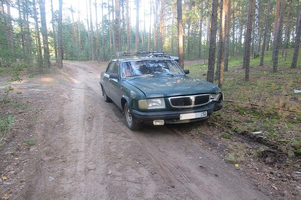 Автомобиль в лесу врезался в дерево
