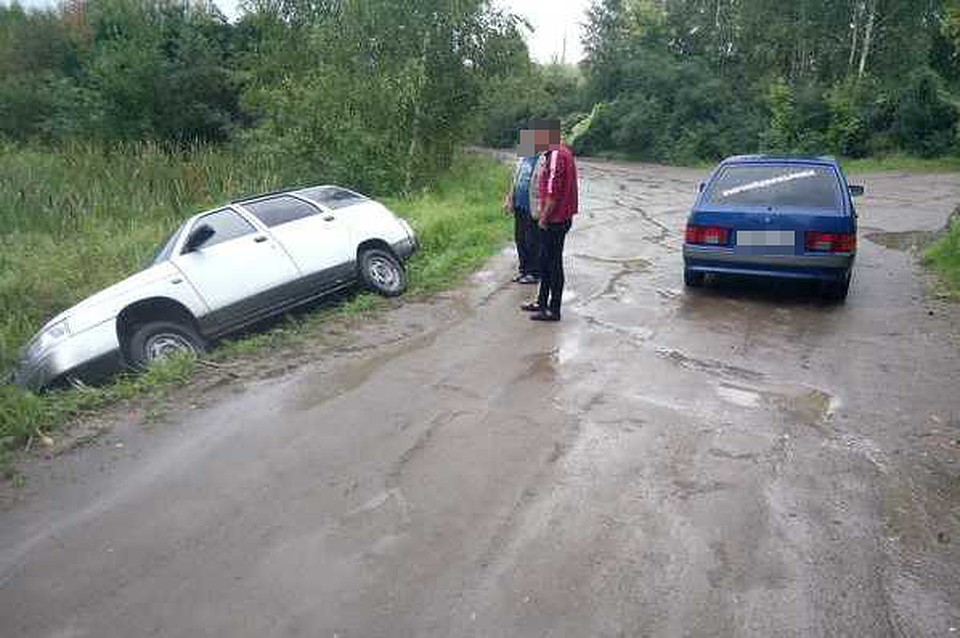 По словам пользователей, авария произошла днем во вторник, 13 августа, у поселка Большое Полпино. Фото: "Типичный Брянск"