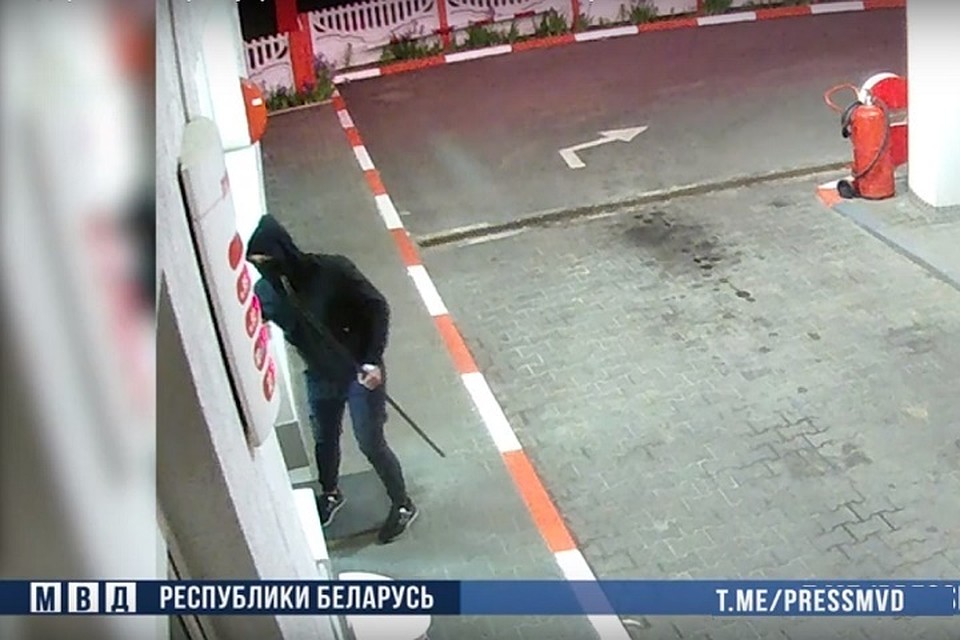 За два месяца до кражи мужчина ограбил заправку. Фото: стоп-кадр.