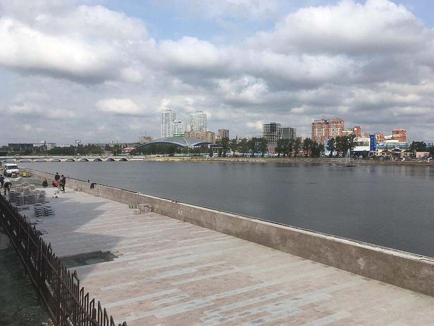 Толстенькие брусочки гранита плотно ложатся друг к другу. Фото: Айвар Валеев.