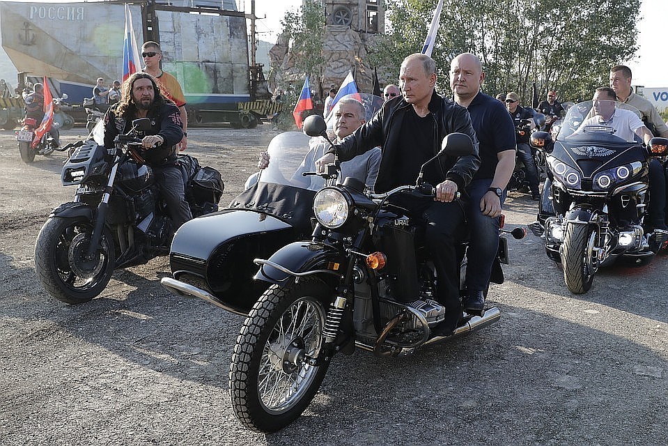 Надежный советский мотоцикл «Урал» привез на байк-шоу под горой Госфорта президента страны и сразу двух губернаторов. Фото: Михаил Метцель/ТАСС