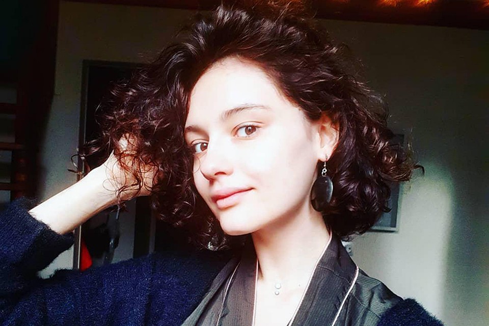 Переживает режиссер за Марию потому, что она вовлечена в соцсети