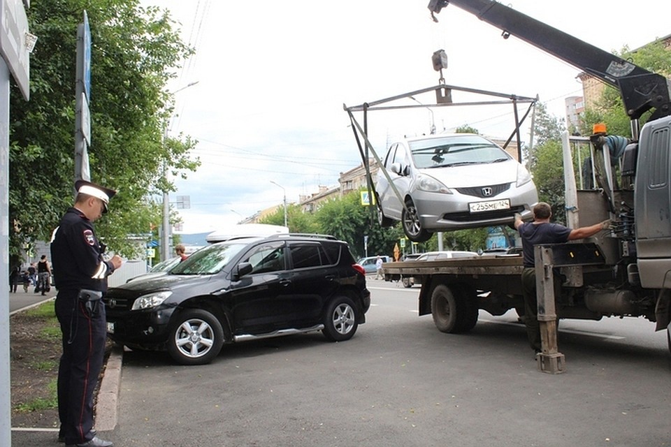 В центре Красноярска на эвакуаторах вывезли больше десятка автомобилей. Фото: пресс-служба ГИБДД