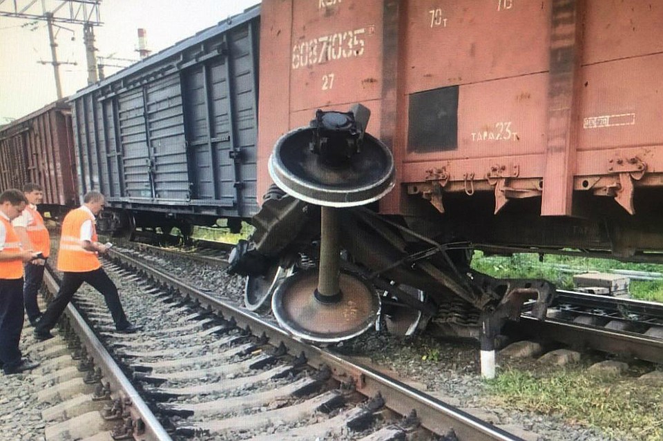 У вагона вырвало колесную пару.
