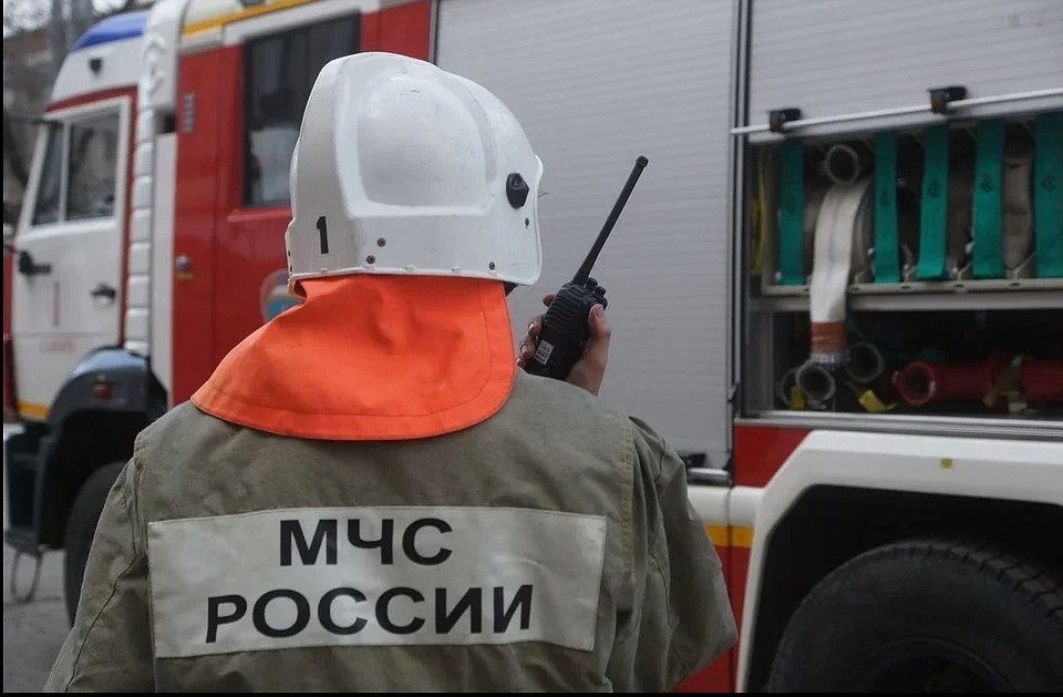 Пожарные потушили горящие сарай и баню примерно за полчаса