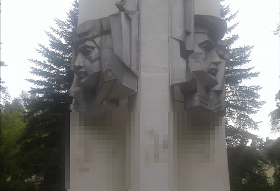 Вандалы осквернили Обелиск Славы в Белом городке Фото: vk.com/"Подслушано Кимры"/Роман Ткач (скрин видео)