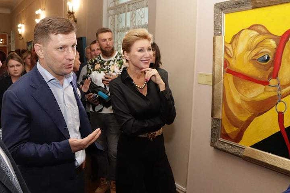 Хабаровскую выставку картин легендарного Федора Конюхова посетил губернатор Сергей Фургал