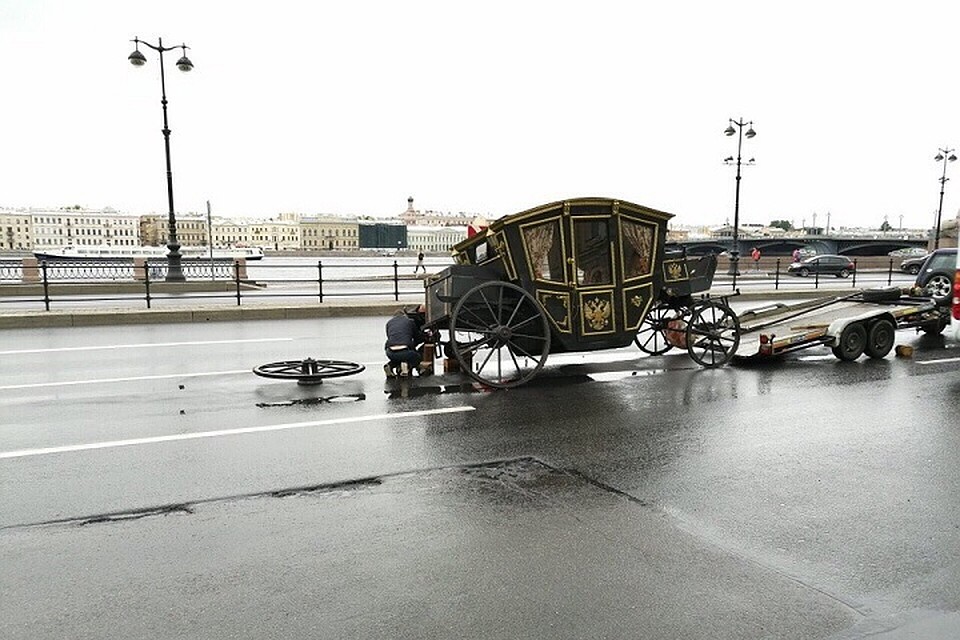 Чисто петербургское ДТП с каретой произошло на набережной Невы
