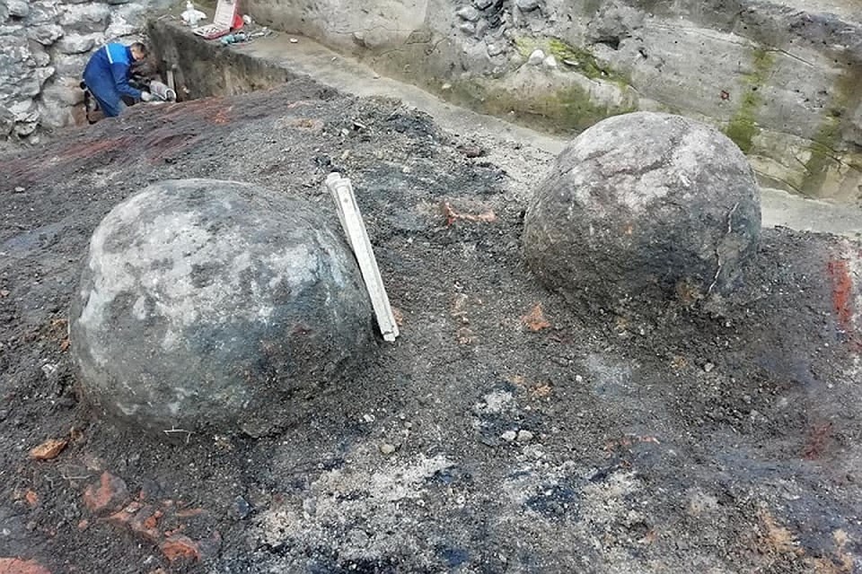 Такими ядрами могли обстреливать замок во время междоусобной войны. Фото: hrodna.life.
