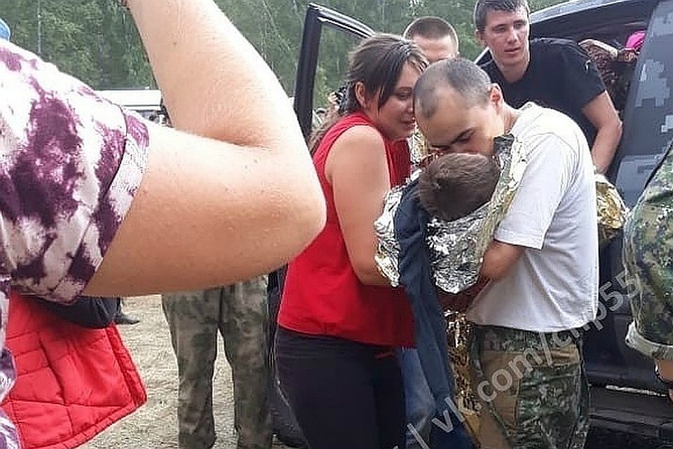 Трехлетнего омича, которого искали больше суток в лесу, выписали из больницы