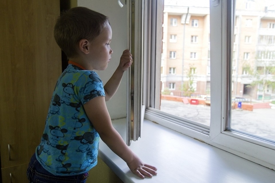 Родители оставили окно открытым, а малыша - без присмотра.
