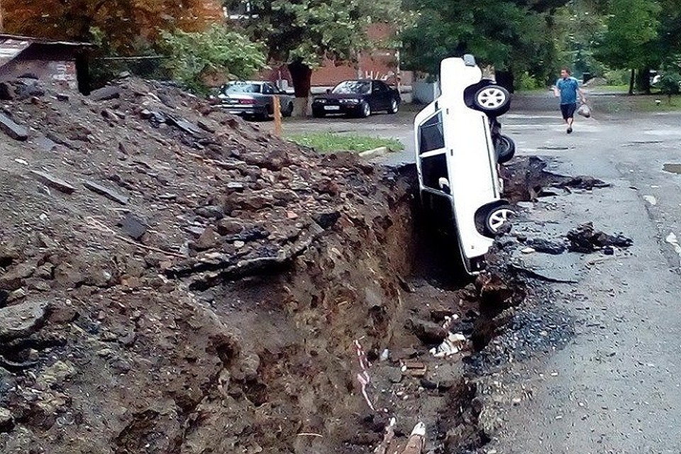 Автомобиль остался стоять в вертикальном положении. Фото: telegram-канал «Че по Ростову»