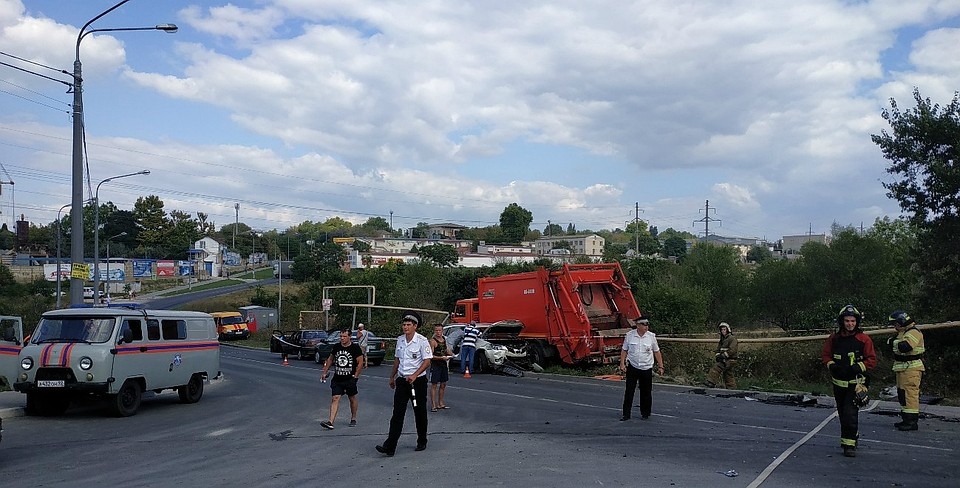 КамАз протаранил 15 автомобилей и вылетел на обочину. Фото: соцсети