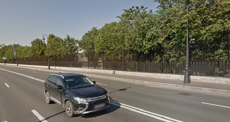 Невнимательный велосипедист врезался в Hyundai на Кронверской набережной. ФОТО: Googlemap