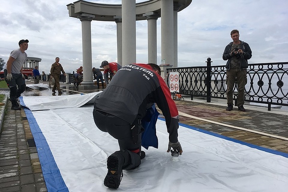 Защитимся водой от воды: на набережной Хабаровска начали собирать водоналивную дамбу