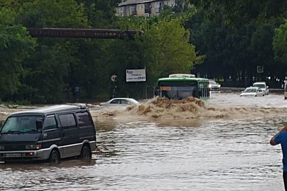 Участок дороги в Находке затопил сильный дождь