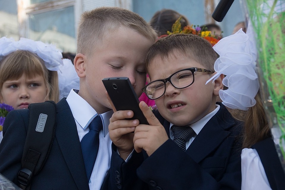 Дети и родители выдохнули - телефоны никто отнимать не будет