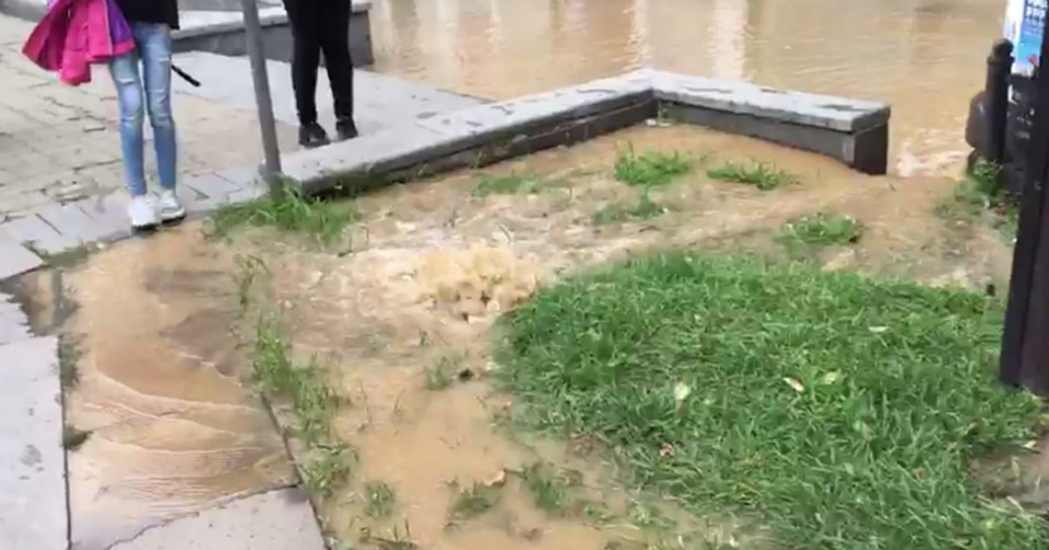 Мало воды? В центре Хабаровска прорвало трубу водоснабжения
