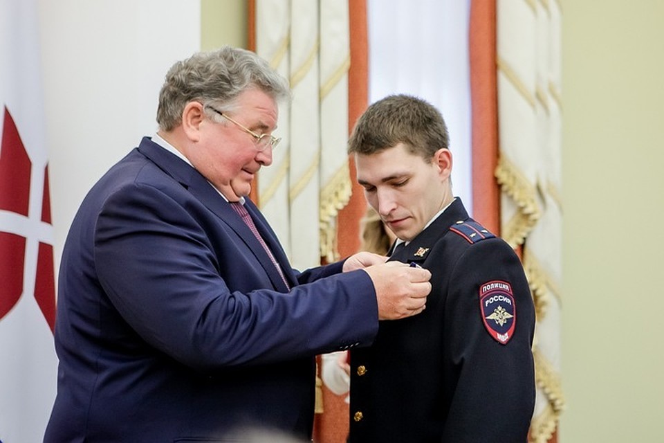 Глава РМ наградил полицейских, спасших жизнь пятимесячной девочке.