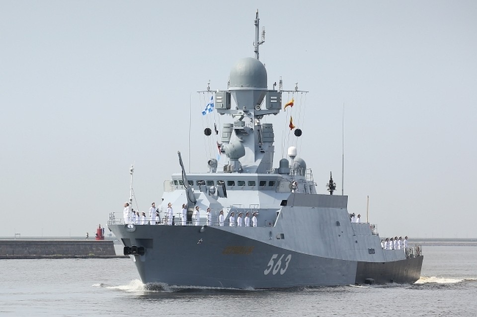 Малый ракетный корабль `Cерпухов` во время главного военно-морского парада в честь Дня ВМФ России