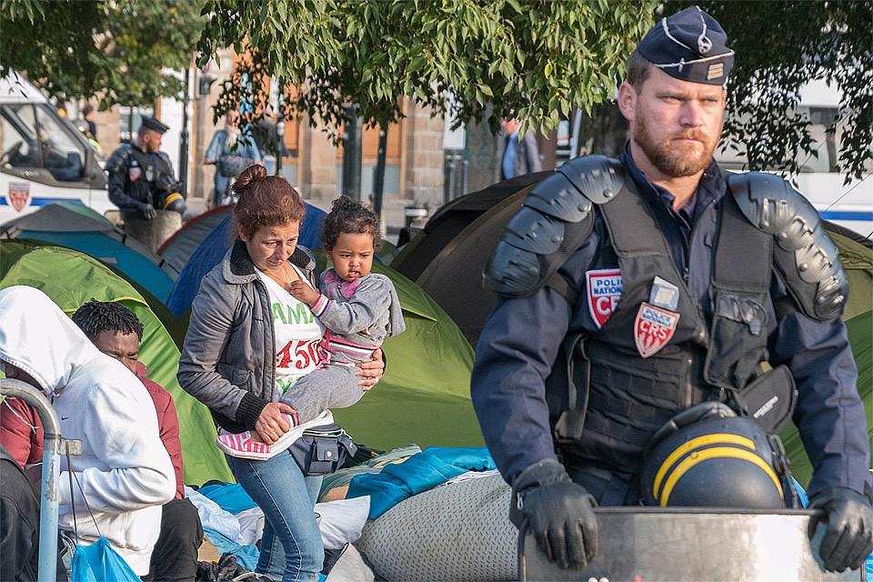 Французский полицейский во время разгона палаточного лагеря мигрантов в Нанте, осень 2018 года.