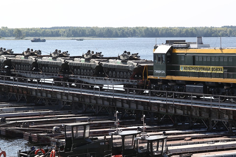 По гигантскому мосту перевезли несколько железнодорожных составов ФОТО: правительство Самарской области