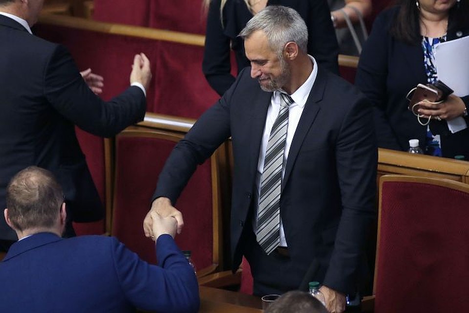Руслан Рябошапка принимает поздравления коллег