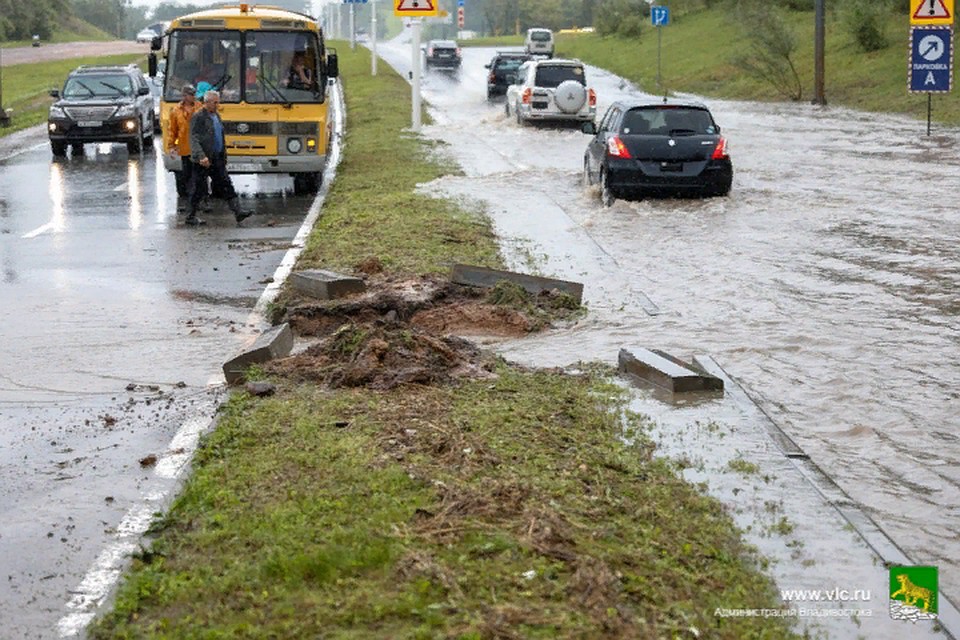 Под воду ушла пока одна часть Университетского проспекта, что со стороны моста. Фото: администрация Владивостока.
