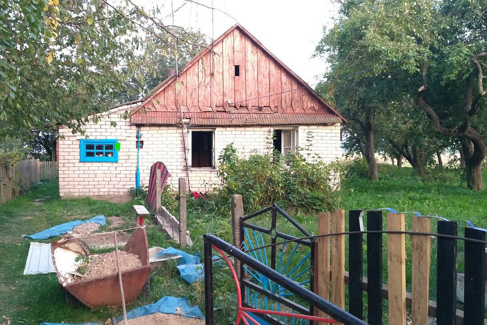 Сотрудники милиции на пожаре в Несвижском районе спасли мужчину. Фото: minobl.mchs.gov.by