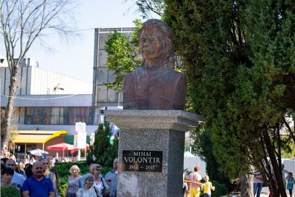 Бюст Михая Волонтира открыли в Бельцах Фото: Молдпрес).