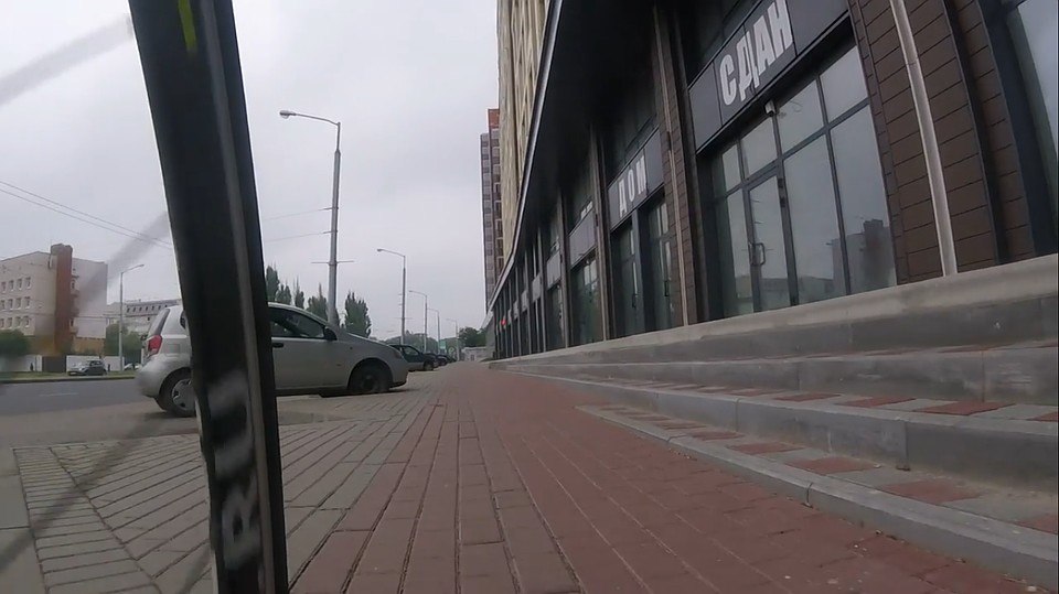 По видео видно, что велодорожка не только не удобна, но еще и опасна