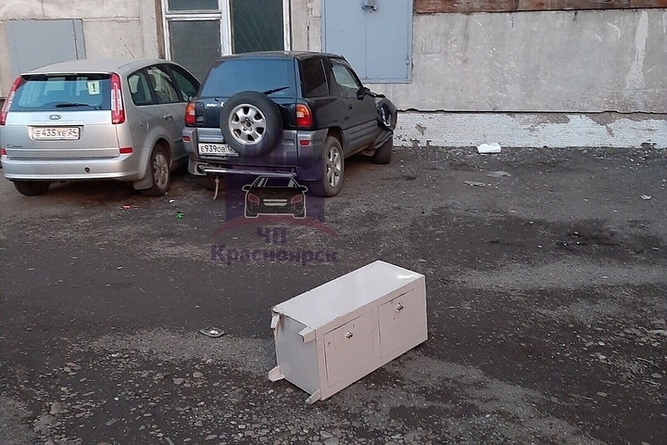 В Красноярске из окна офиса выбросили сейф. Фото: "ЧП-Красноярск"