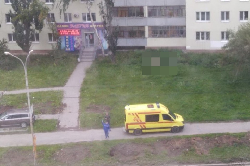 К месту ЧП прибыла машина реанимации. Фото: Инцидент.Екатеринбург, vk.com