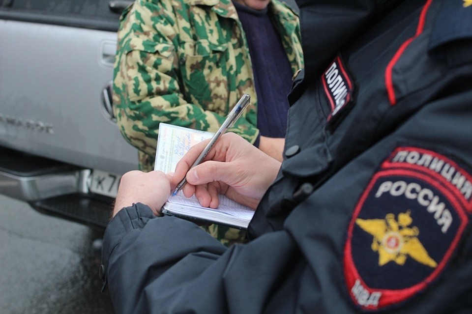 Полиция проверяет у охотников документы. Фото: УМВД России по городу Челябинску.