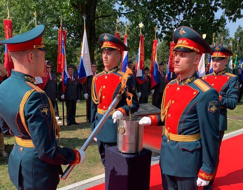 Церемония прошла у памятника Сынам России и Советского Союза, погибшим на словенской земле в годы Первой и Второй мировых войн. Фото: правительство Самарской области.