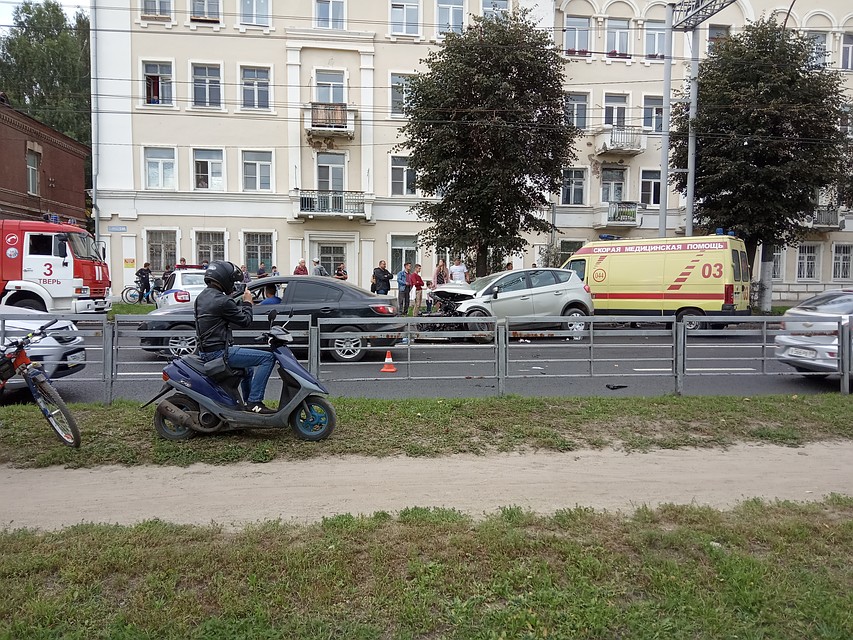 Иномарка врезалась в дерево, есть пострадавшие