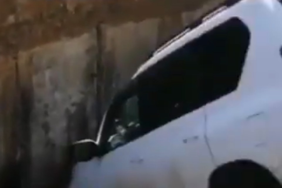 В Хасанском районе в огромную яму провалился дорогостоящий джип.