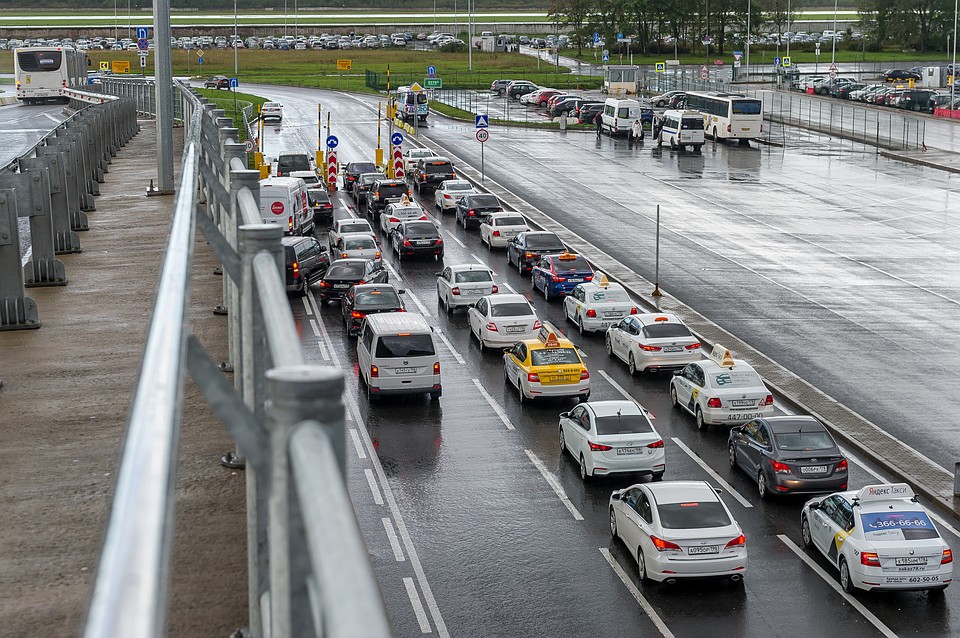 Ночная пробка в Пулково образовалась из-за двух аварий с участием такси