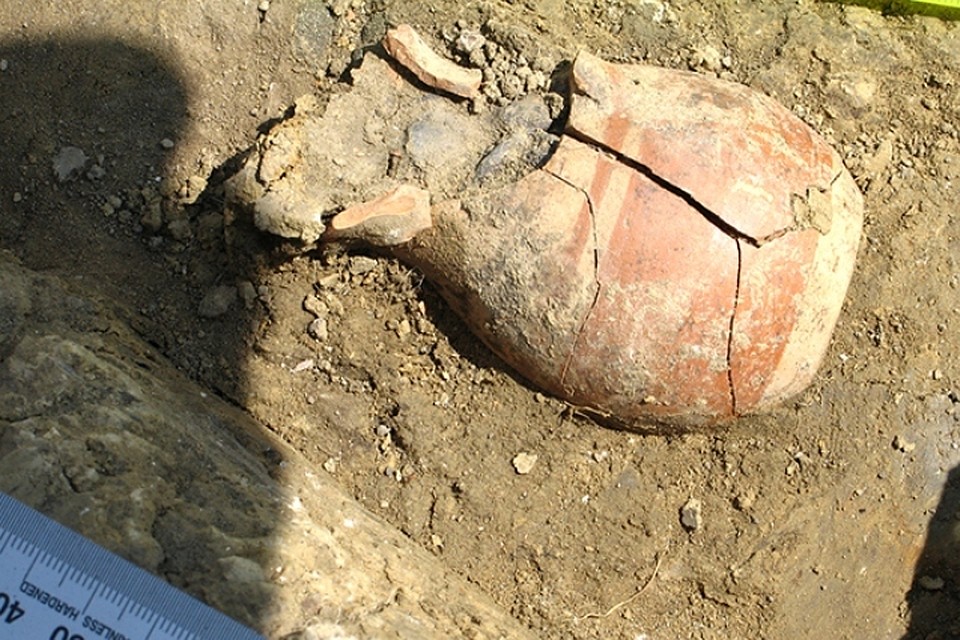Кувшин с монетами был спрятан в стене дома. Фото: archaeolog.ru