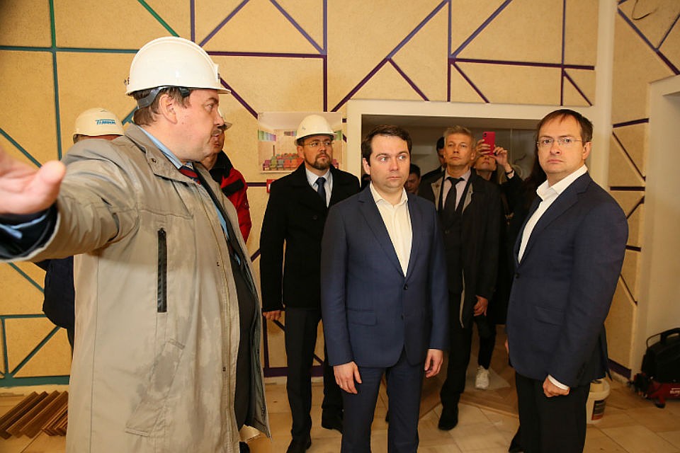 Владимиру Мединскому показали, как приводят в порядок театр кукол. Фото: gov-murman.ru