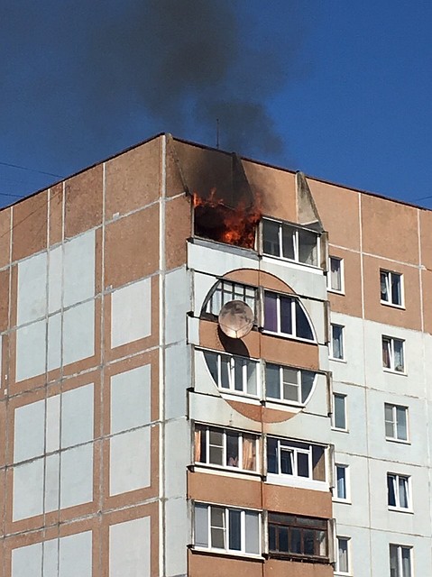 Фото: группа Вконтакте "Инцидент". Сотрудники ведомств выясняют обстоятельства пожара.