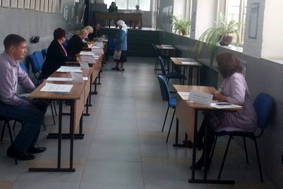 Народ начал приходить на избирательный участок. Фото: Татьяна СОЛОВОВА