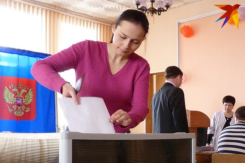 На участках уже проголосовали первые избиратели.