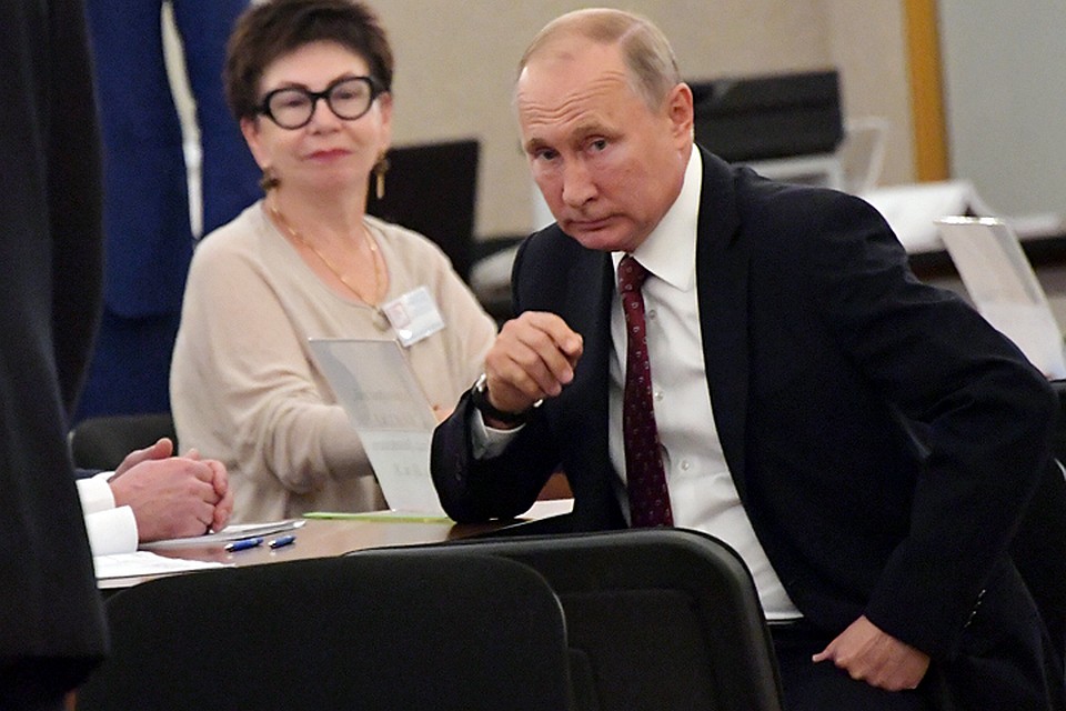 Каждый раз приезжая согласно прописке проголосовать в здание Академии наук, президент терпеливо ждет, пока сидящий за столом член избиркома заглянет в паспорт и убедится, что это он и есть
