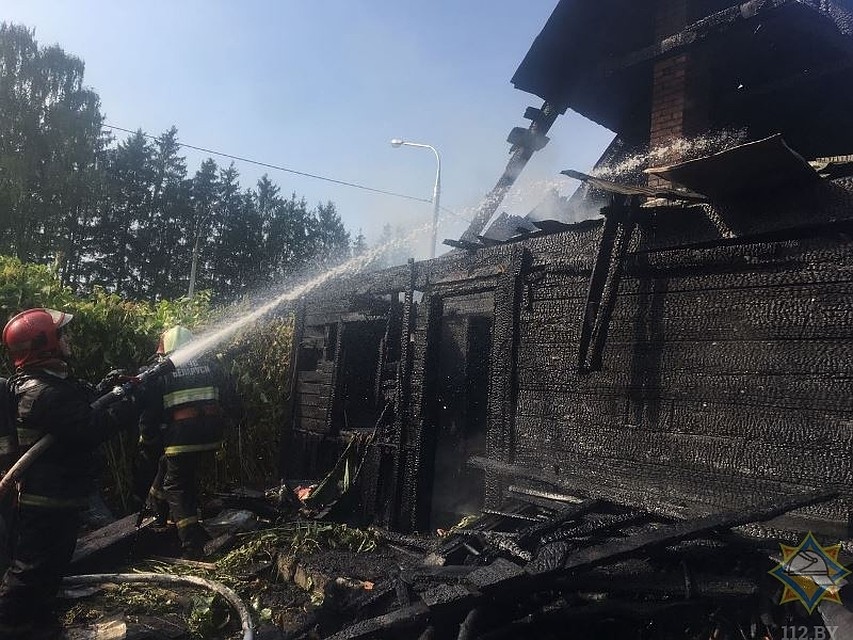 В Витебске пожилые люди смогли сами выйти из горящего дома Фото:МЧС