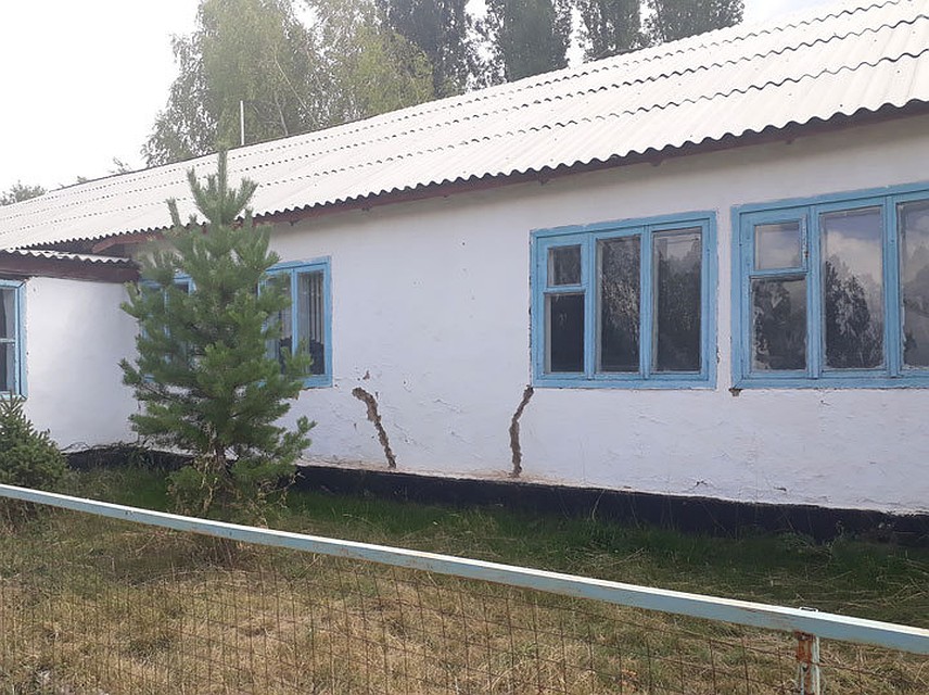 Так выглядит старая школа, которую закрыли из-за аварийного состояния.