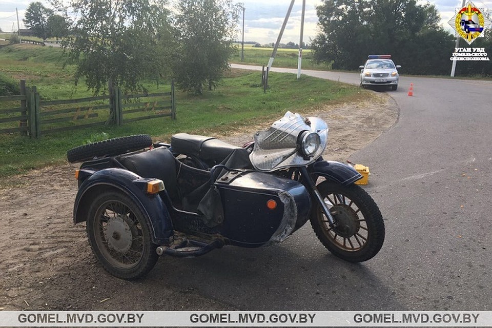 На закруглении дороги мотоцикл перевернулся. Фото: УВД Гомельского облисполкома.