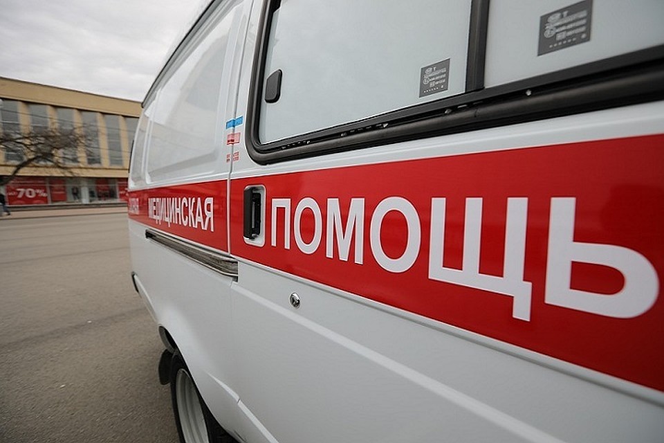 Медики оказывают помощь пострадавшим